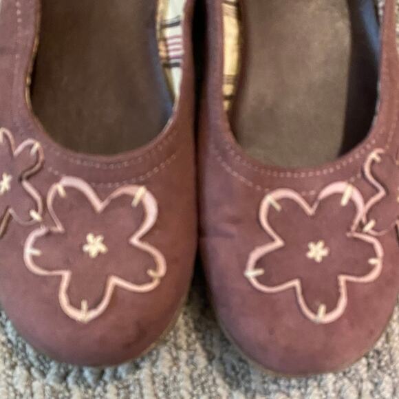 Predictions Size 8 Plum with Cream Flowers Flats - Picture 5 of 7